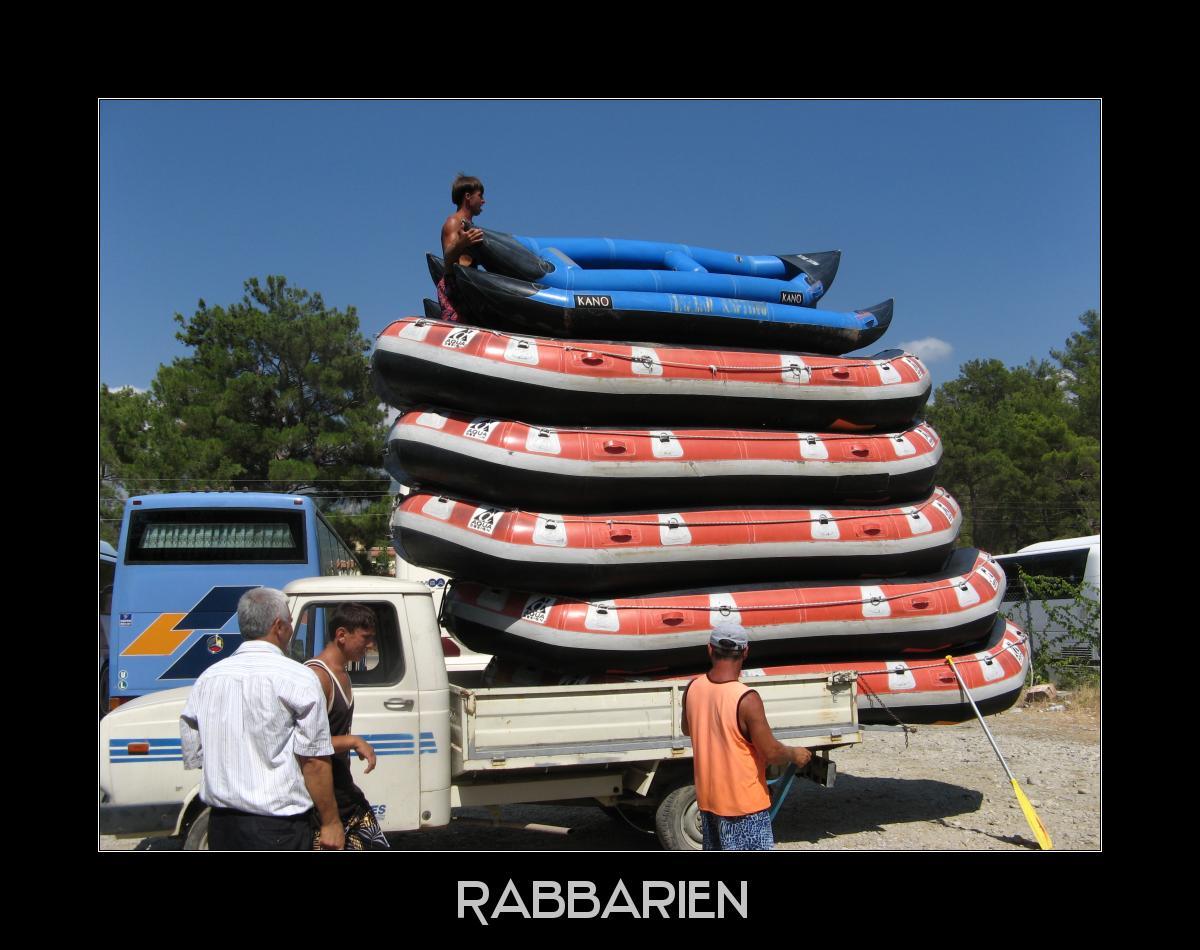 Raftingboote verladen