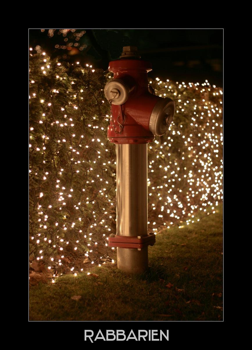 Hydrant mit Weihnachtsbeleuchtung