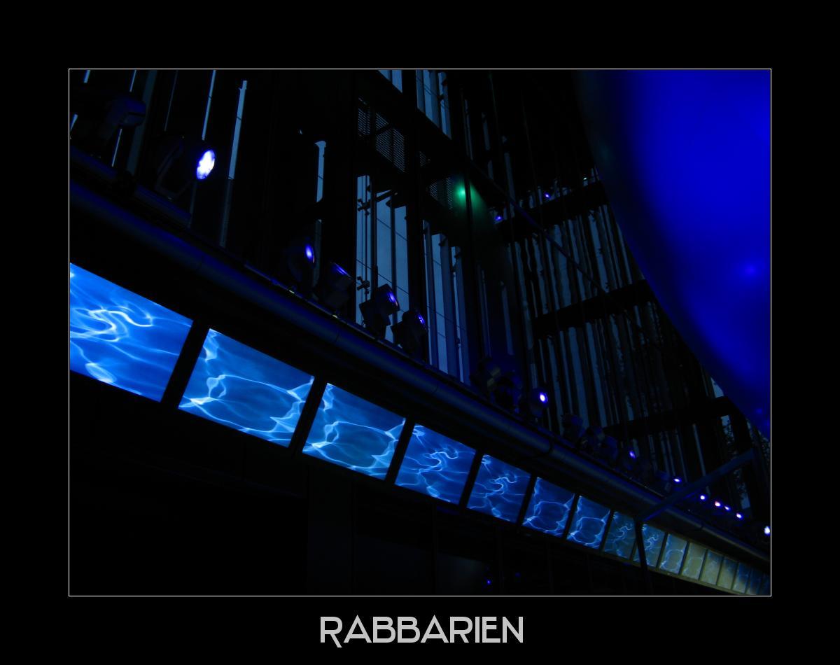 Blaue Beleuchtung im Audi Pavillon