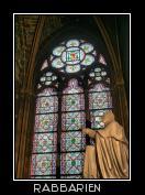 Kirchenfenster und Statue